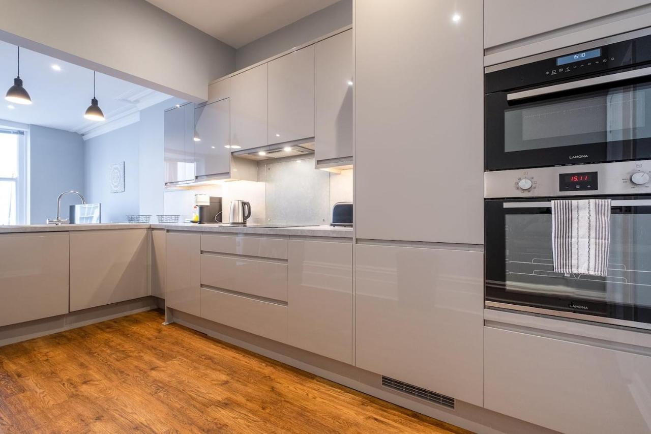 Modern With Sea Views, Steps From & The Royal Pavilion Apartment